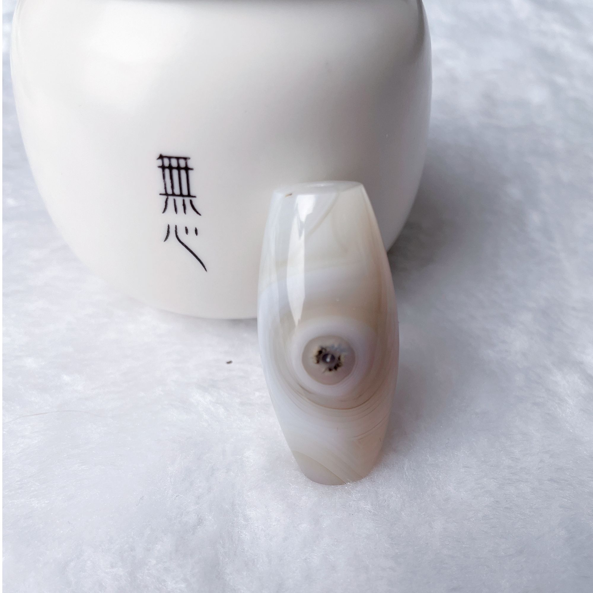 天然巴玉，无优化，白瓷底色，黑发丝双面对穿眼锁骨珠吊坠