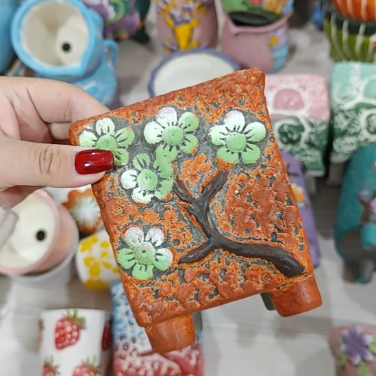 当场拍满15元发货不凑不发，花盆盆口不方不圆有针孔黑点是正常的，