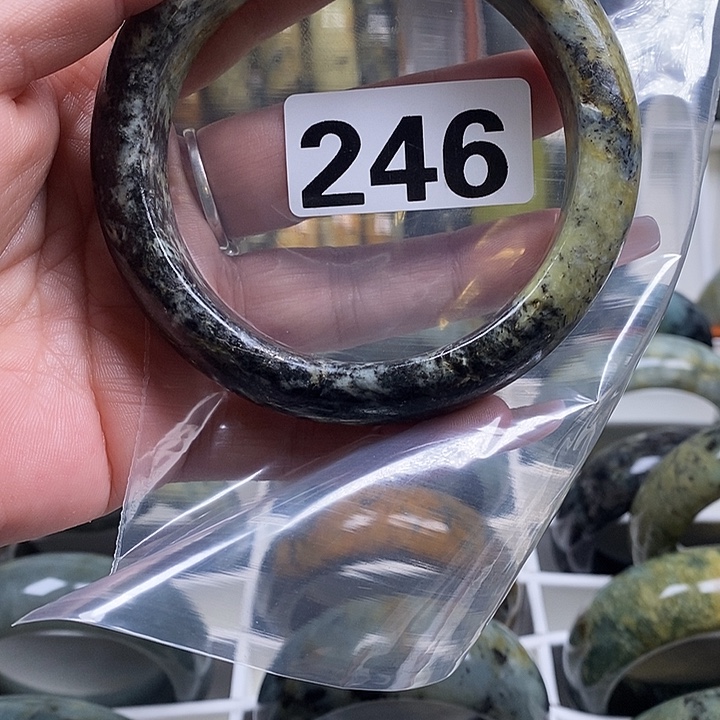 L***r蛇纹石玉未镶嵌手镯