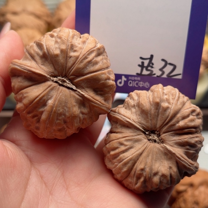 吊坠文玩核桃老****?文玩核桃32