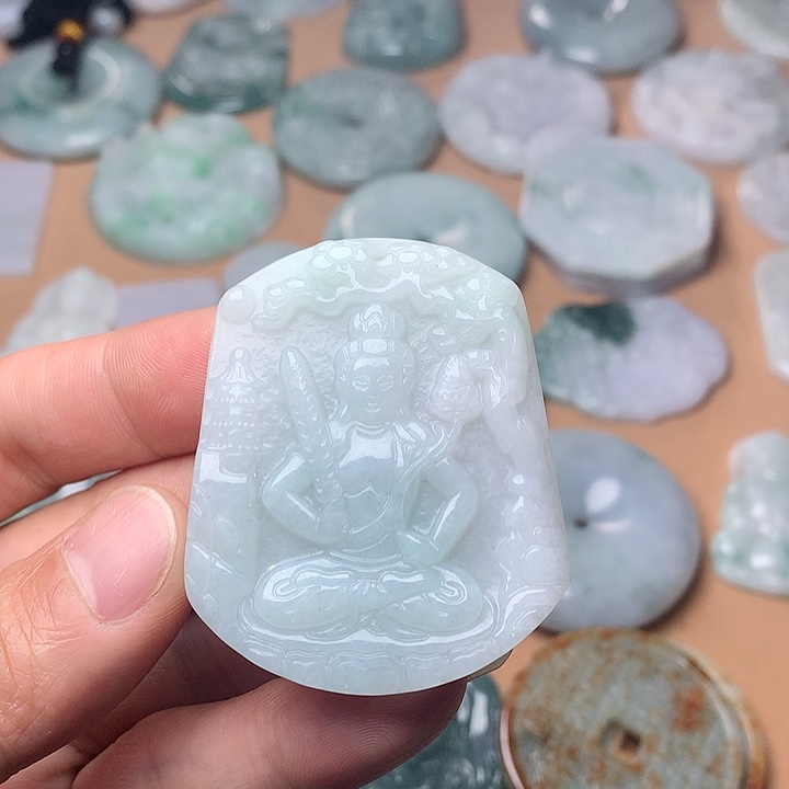 翡翠未镶嵌颈饰虚空