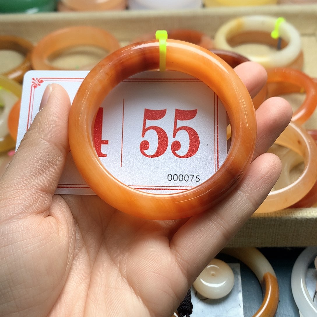 未镶嵌石英质玉（黄龙玉）手镯