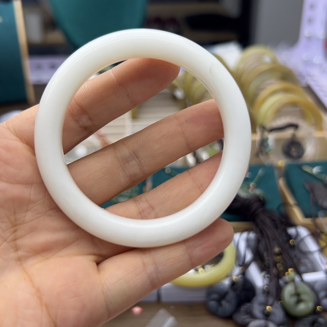 和田玉手镯未镶嵌57.2圈围1359瑕