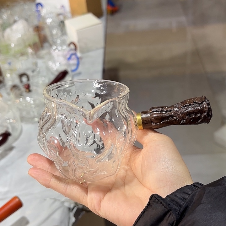 侧把公杯。          