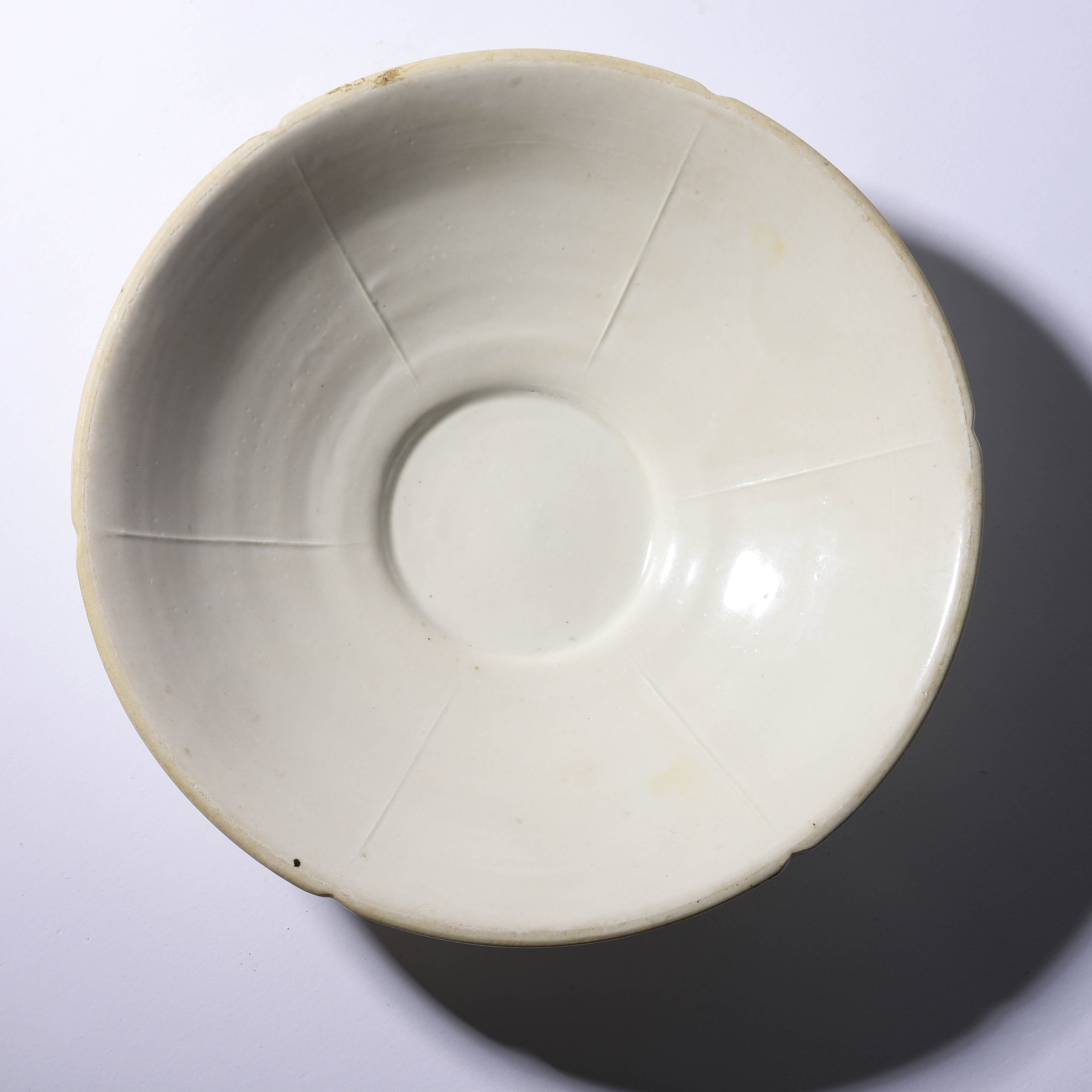 【拍卖预展】Lot24 明代 白釉花口盘
