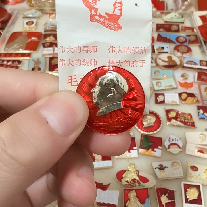 铝毛爷爷像章，佩戴