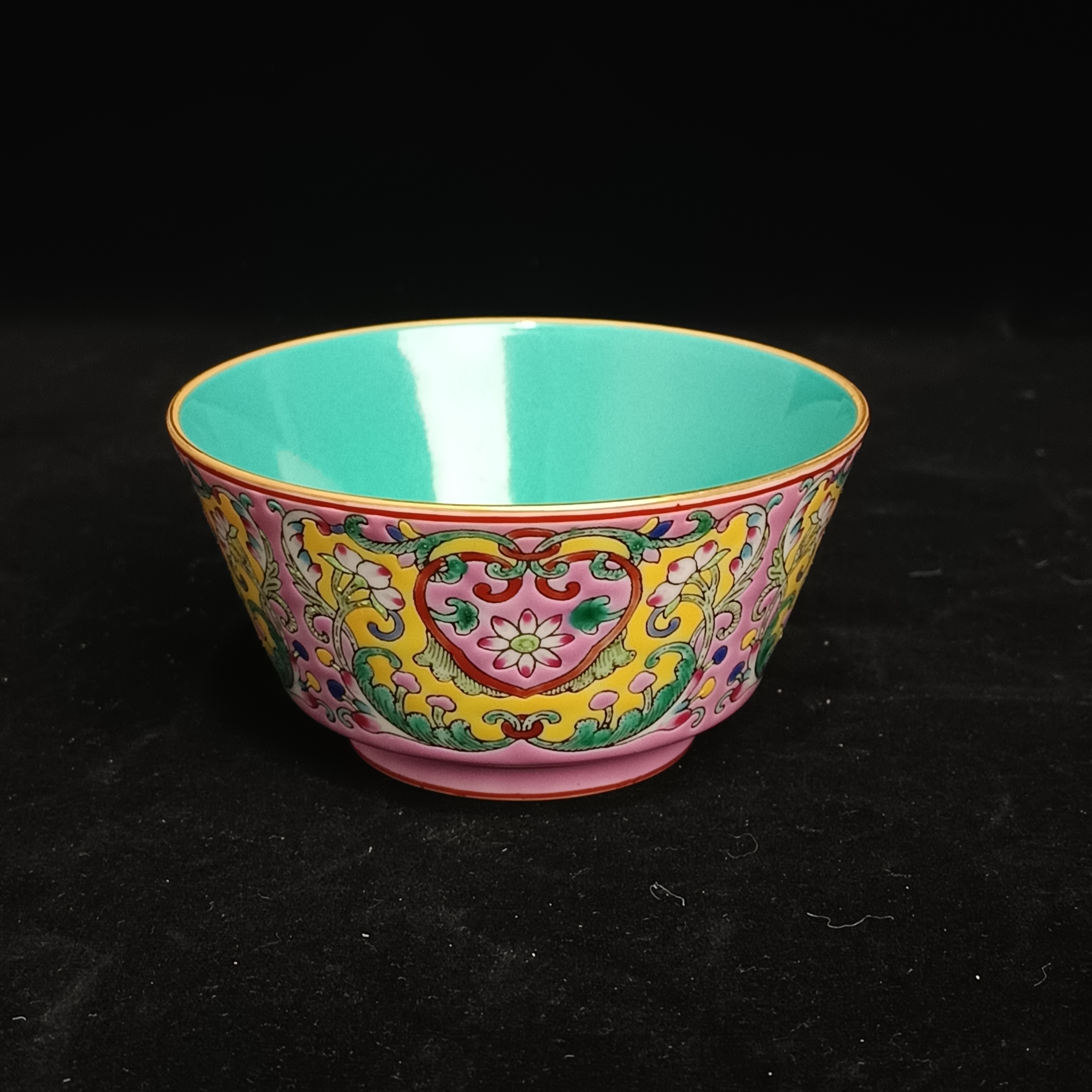 D胭脂红地粉彩缠枝花卉纹杯