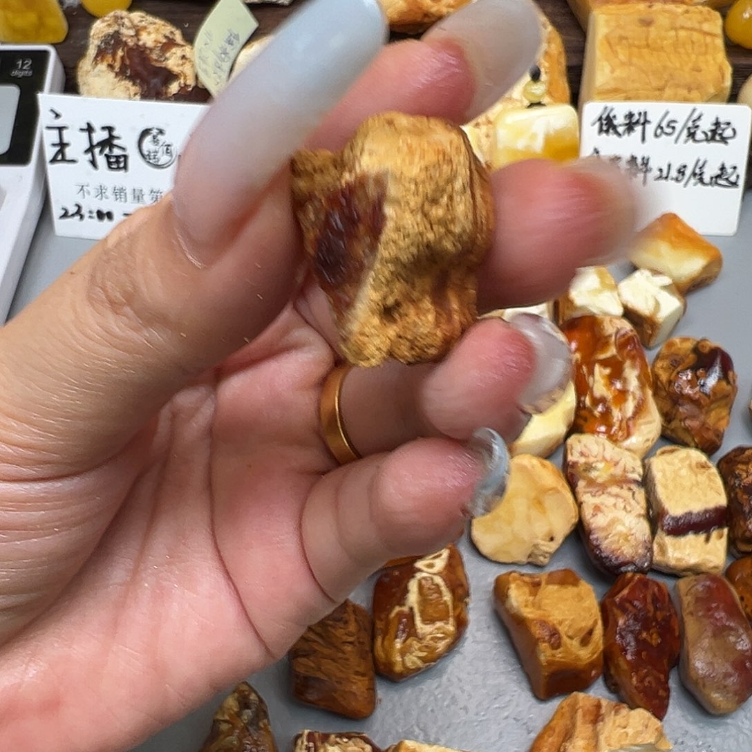 牛***.未镶嵌定制琥珀蜜蜡