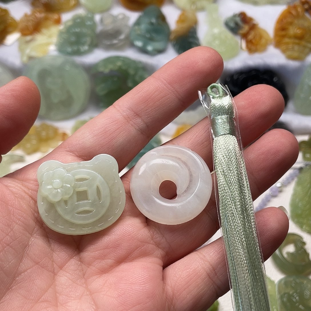 妞***妞蛇纹石玉未镶嵌颈饰