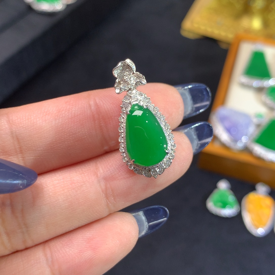 翡翠挂件18K金镶嵌福瓜