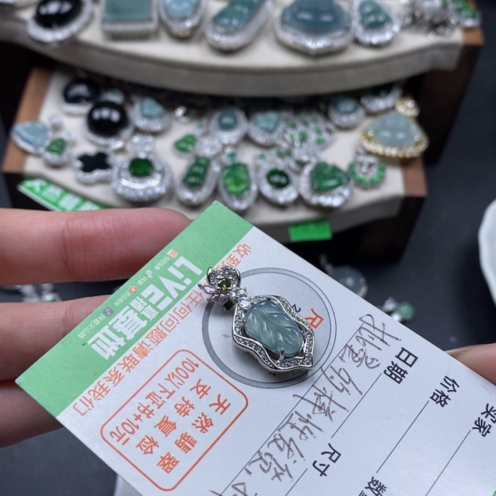 翡翠颈饰未镶嵌翡翠