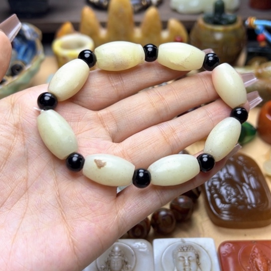 蛇纹石玉未镶嵌颈饰