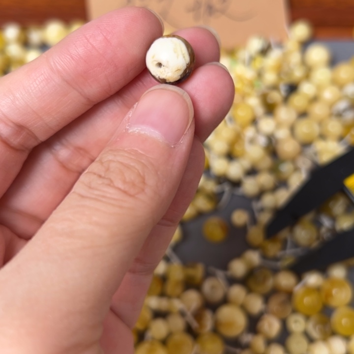 蜜蜡未镶嵌裸石11.9mm有坑