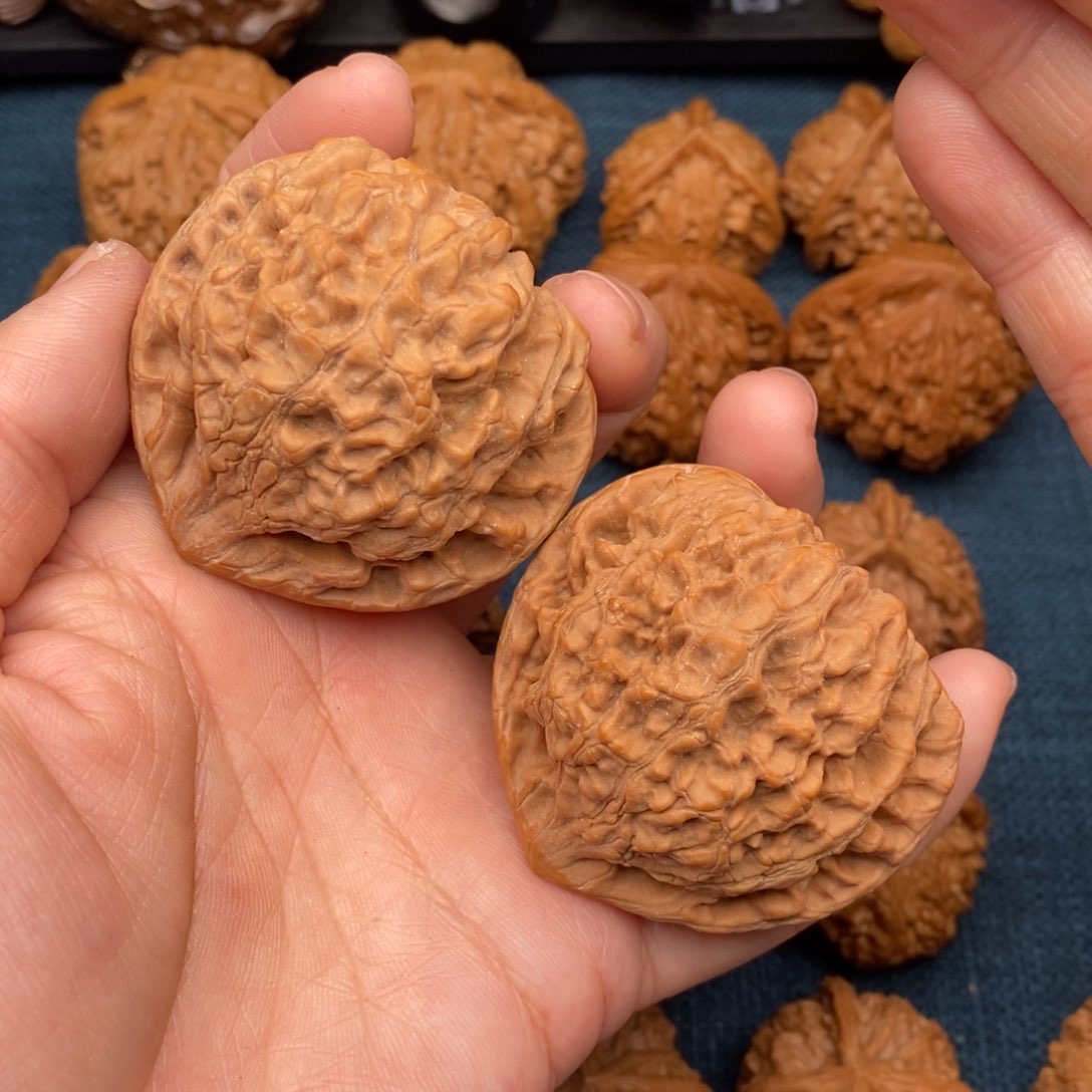 文玩核桃把件50麒麟纹桃心毕业官帽大克重