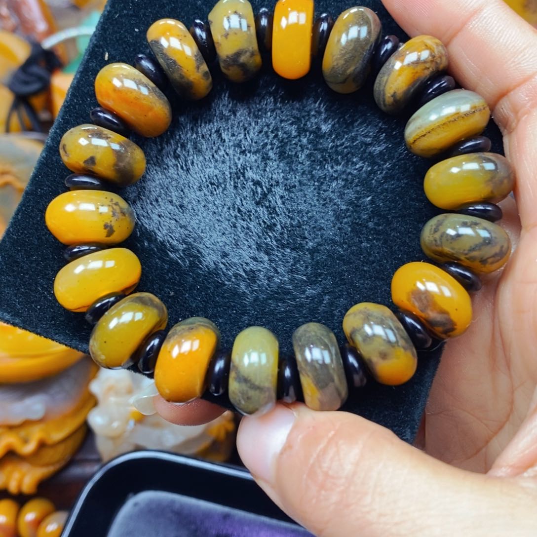 石英质玉（黄龙玉）未镶嵌颈饰