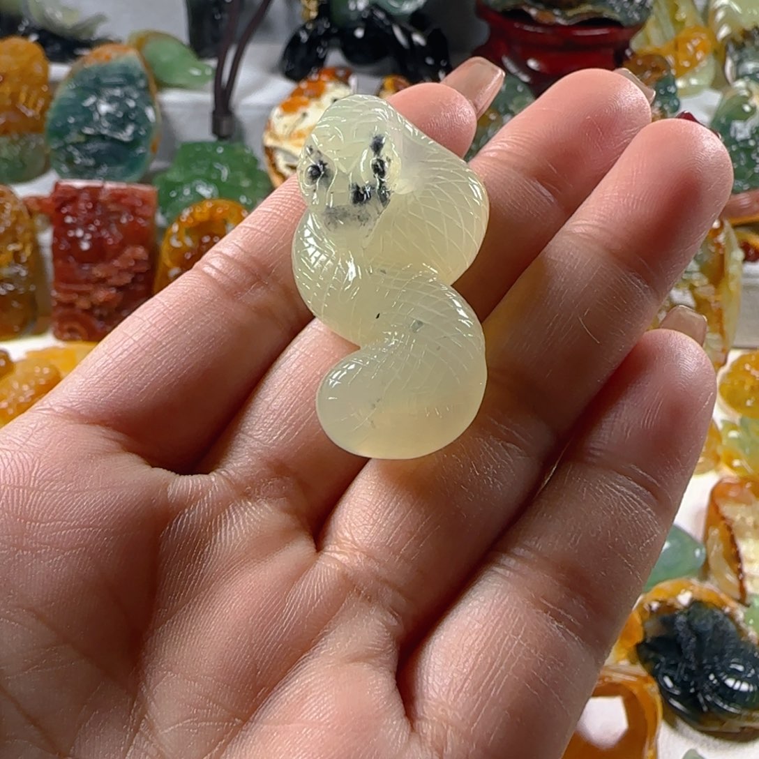 蛇纹石玉颈饰未镶嵌