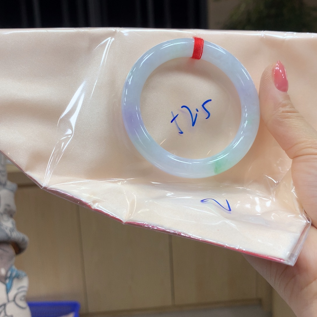 翡翠手镯未镶嵌不退不换