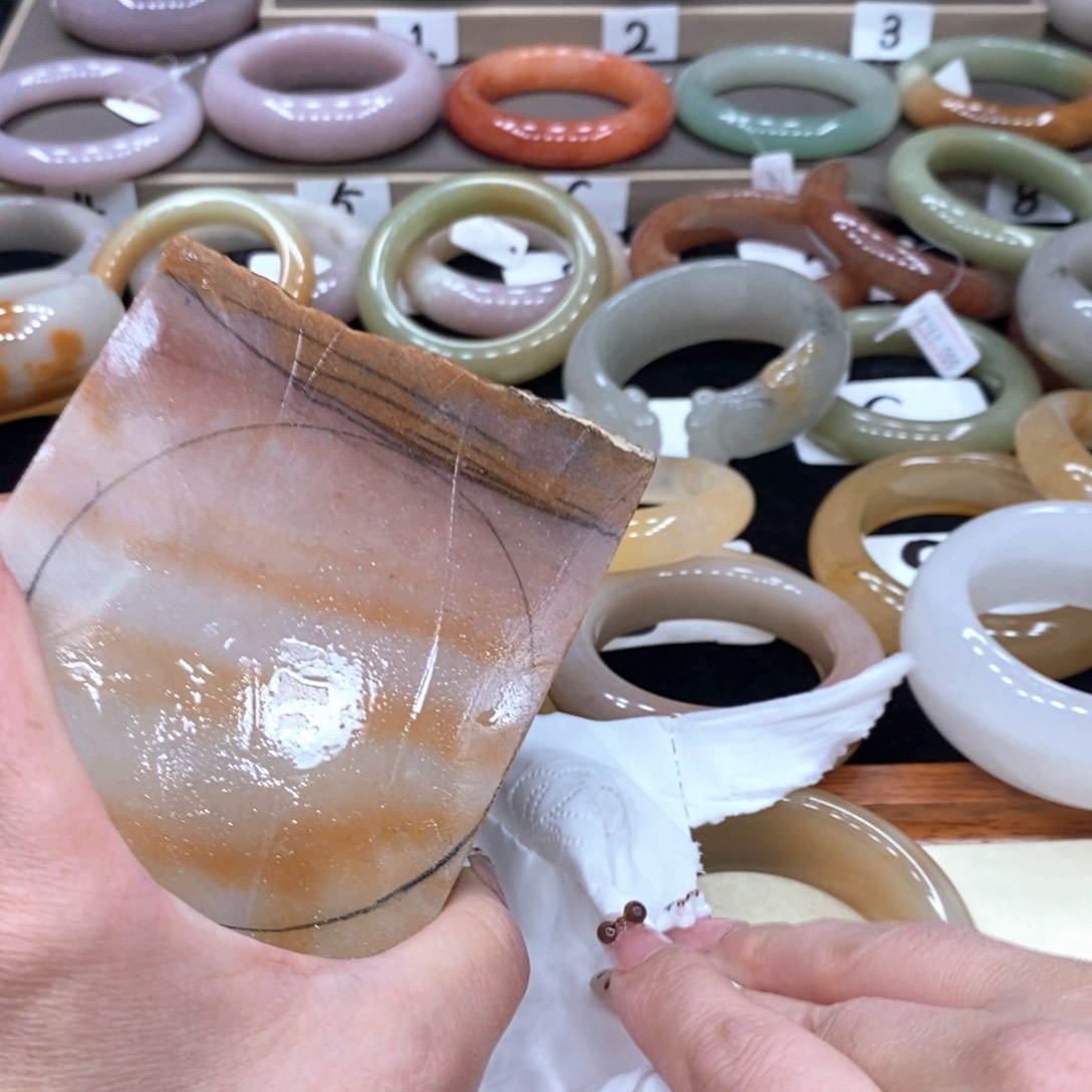 麦***儿石英质玉未镶嵌手镯