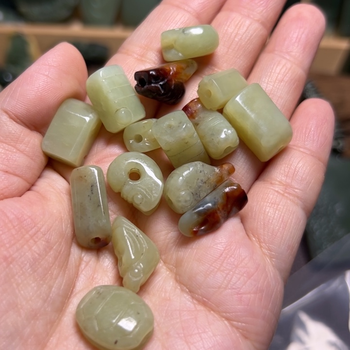 盼***望岫岩河磨玉（透闪石质玉）未镶嵌颈饰