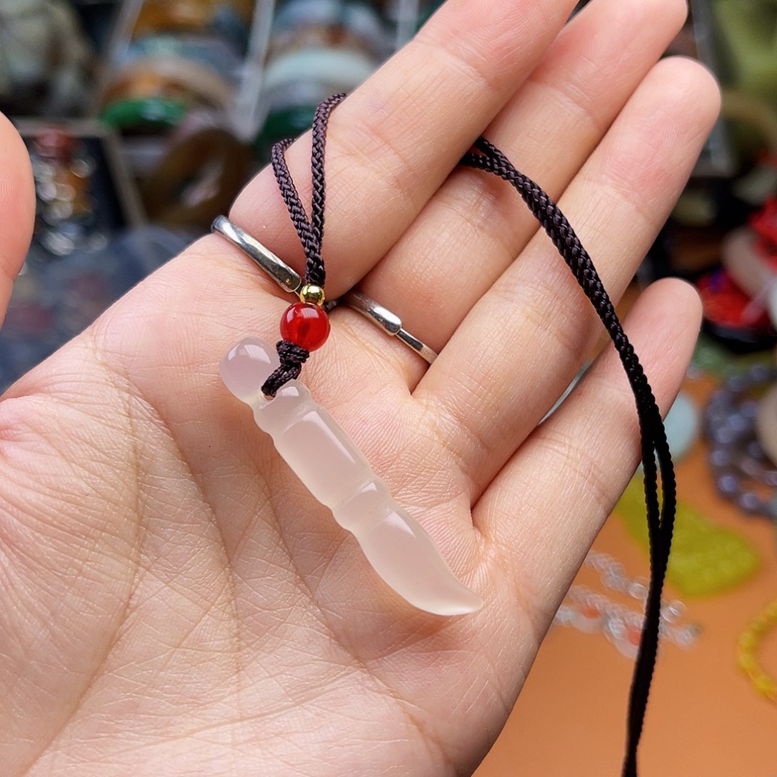 蛇纹石玉颈饰未镶嵌