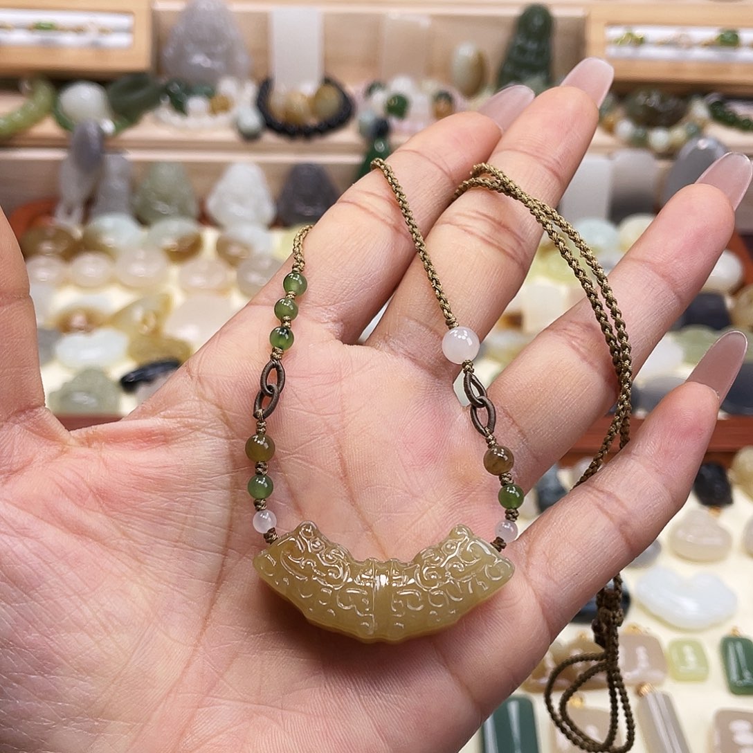 和田玉未镶嵌吊坠(赠链)