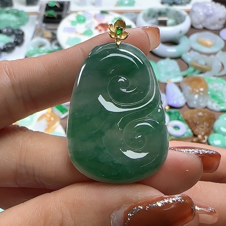 翡翠颈饰未镶嵌冰绿大如意