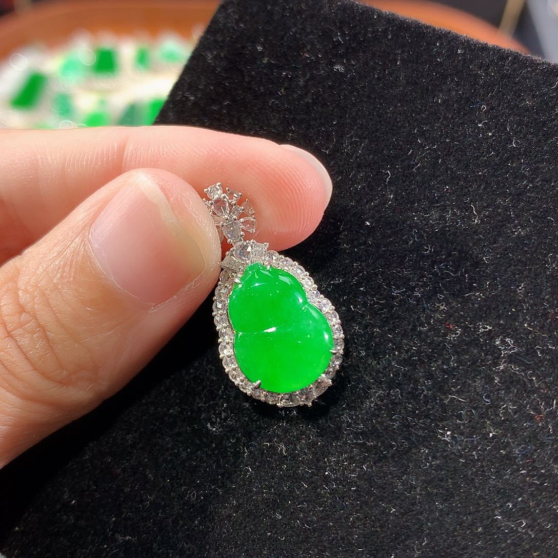 翡翠18K金镶嵌颈饰