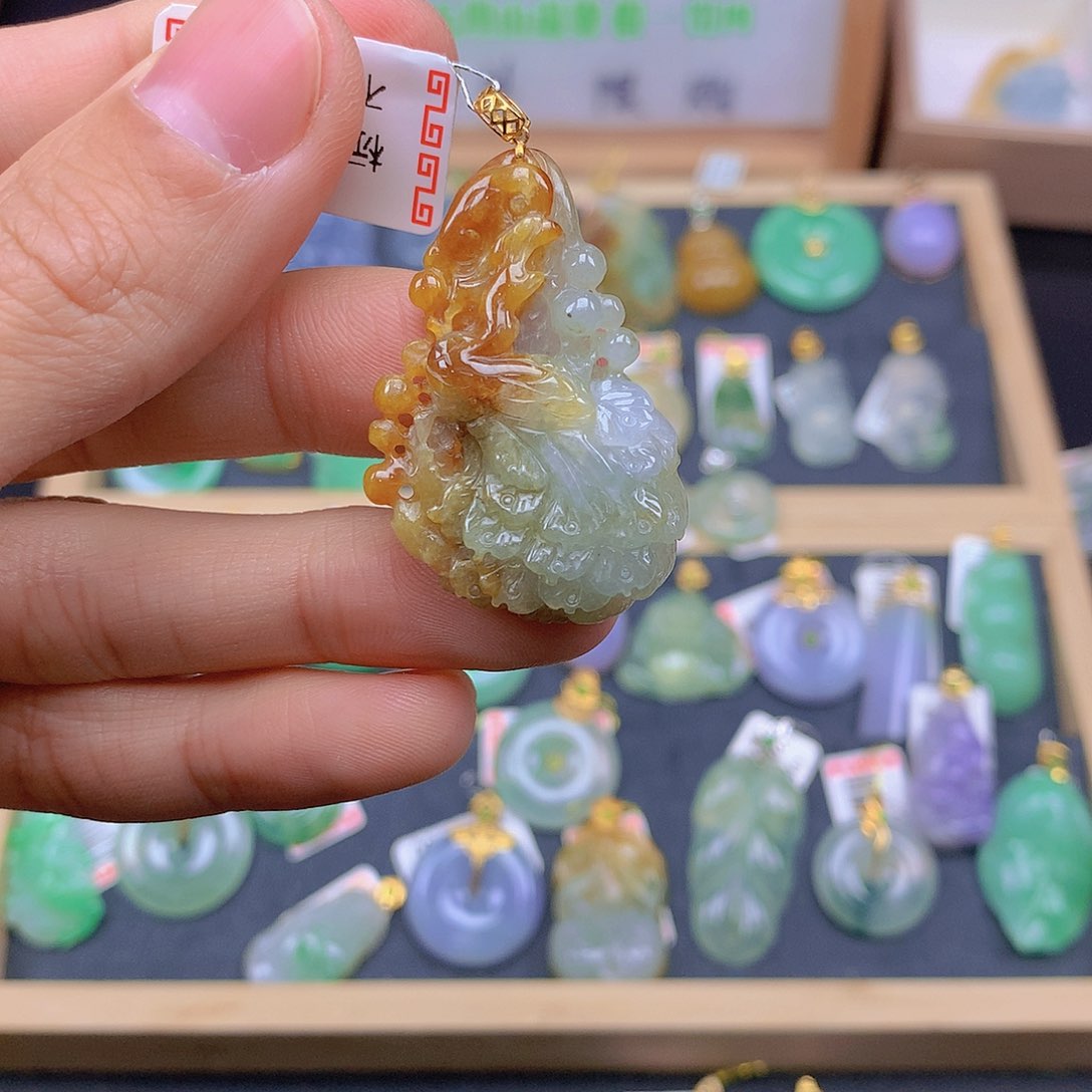 翡翠颈饰18K金镶嵌翡翠