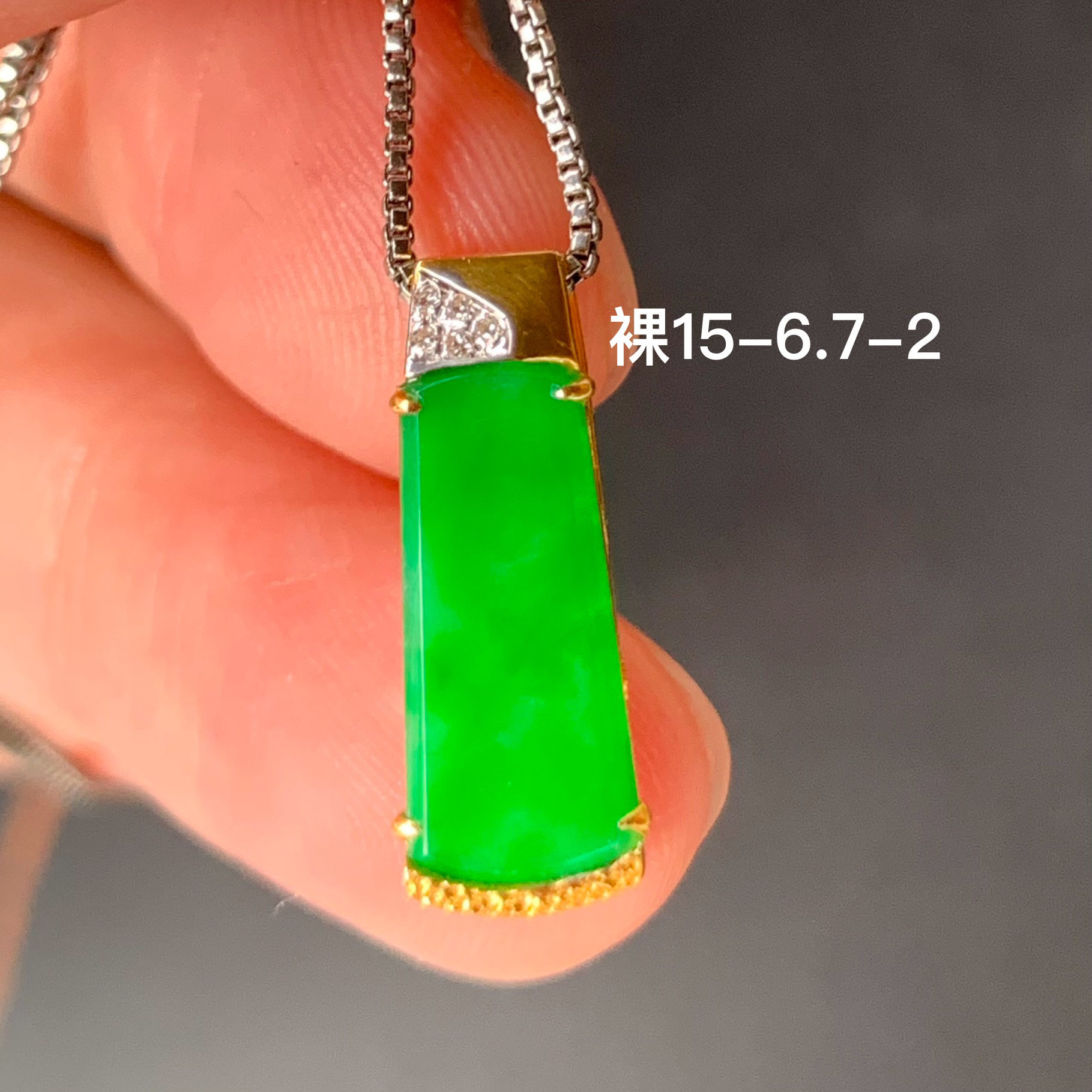 高冰绿色无事牌天然翡翠吊坠镶嵌精致高级感玉石