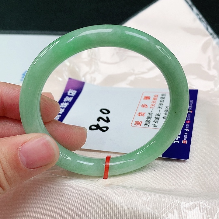 翡翠手镯未镶嵌翡翠