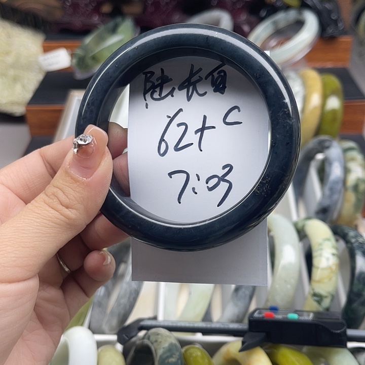 陆***白蛇纹石玉未镶嵌手镯