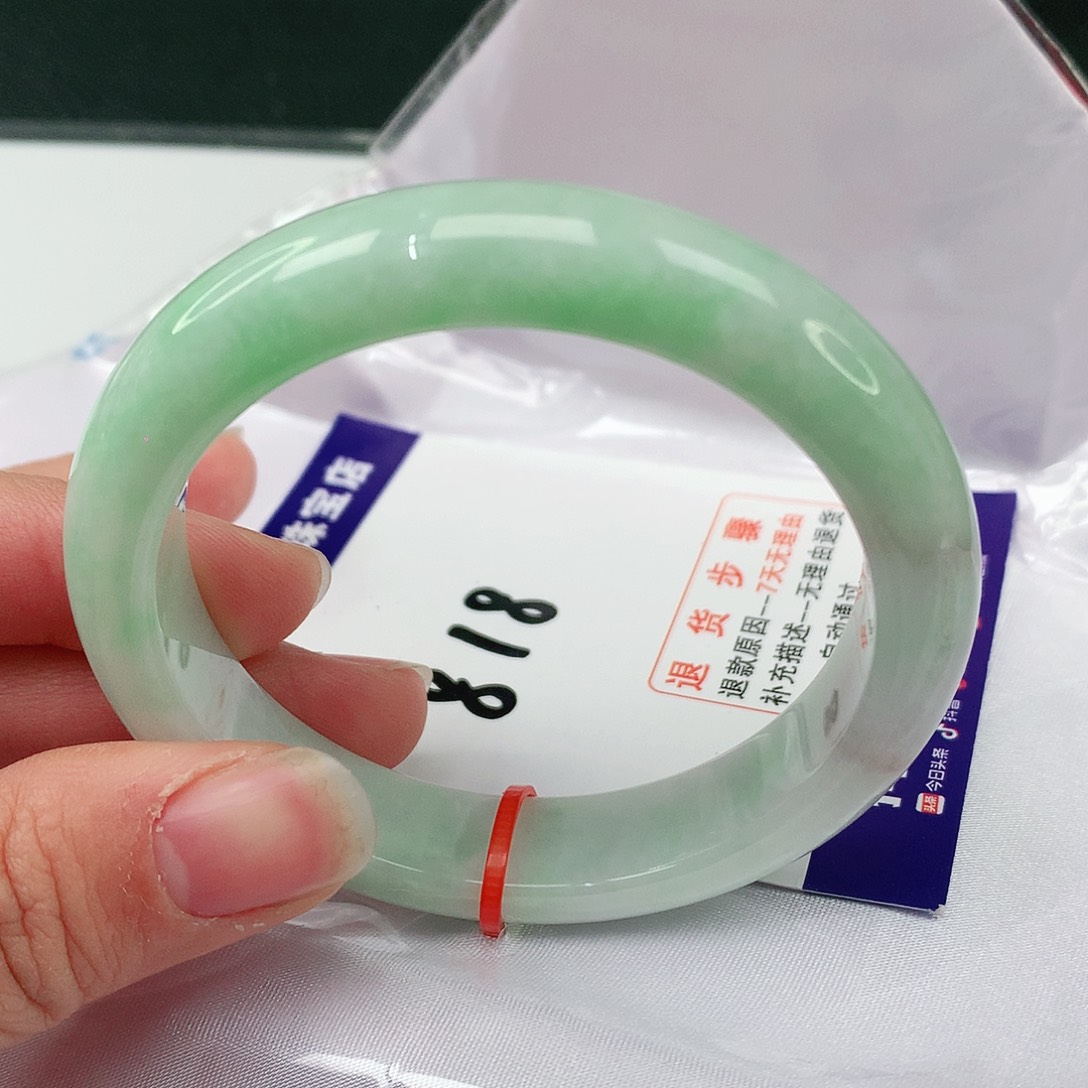 翡翠手镯未镶嵌翡翠