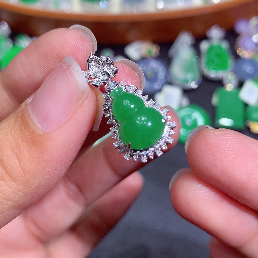 翡翠吊坠(不含链)18K金镶嵌