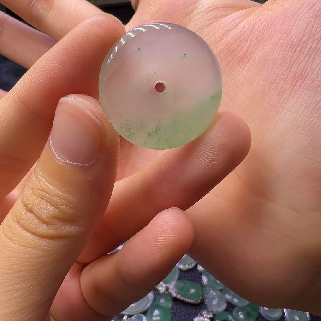 石英质玉（非洲翠）未镶嵌颈饰