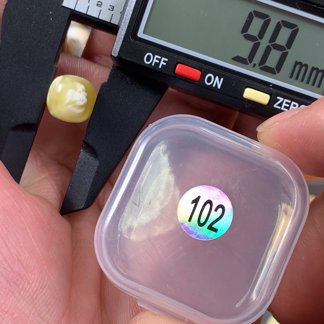 琥珀裸石未镶嵌老型