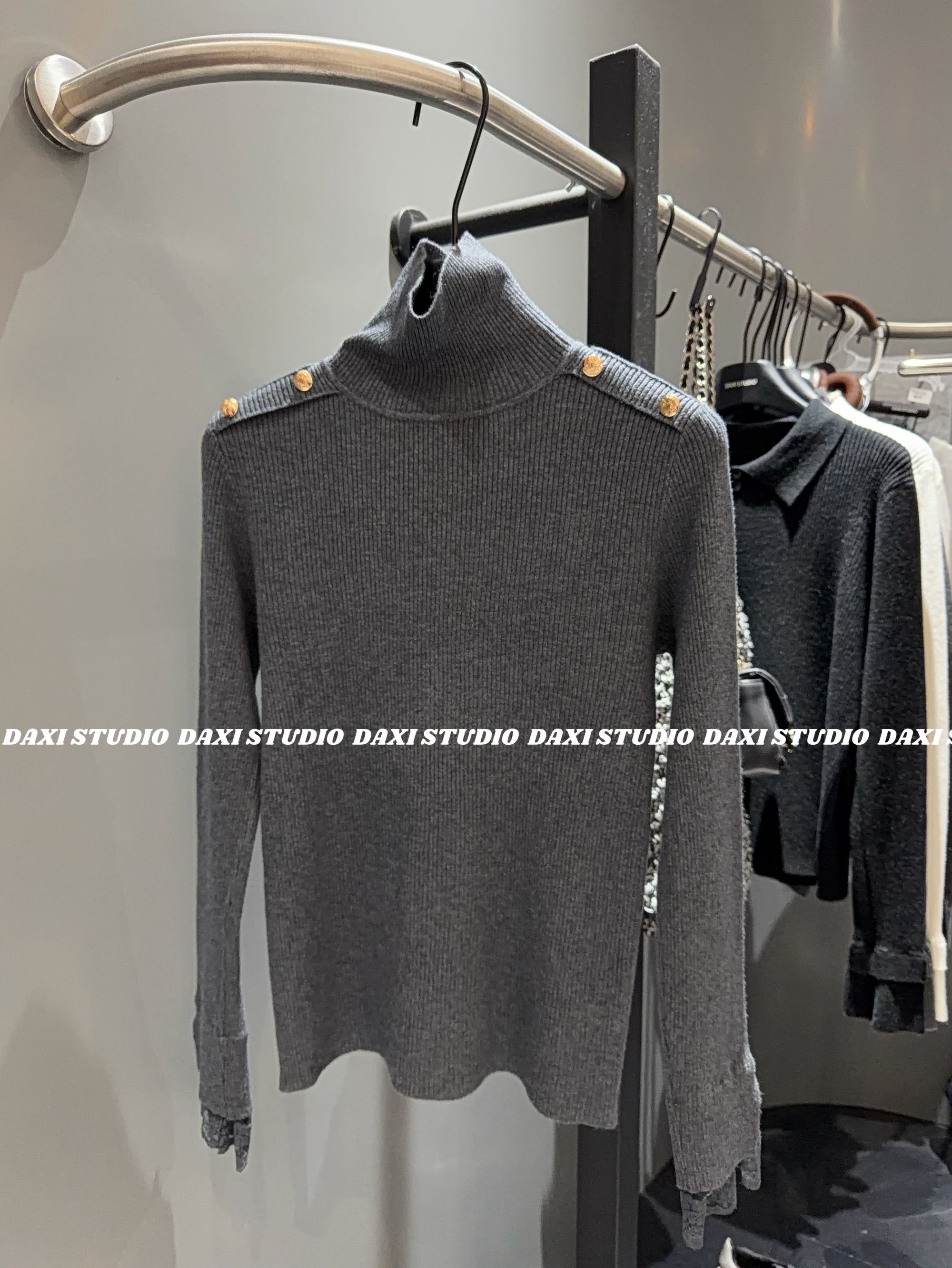 Da嘻【气质修身高领金扣袖口蕾丝针织上衣】设计感百搭长袖针织上衣