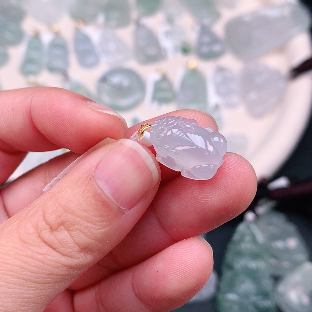 翡翠颈饰18K金镶嵌冰貔貅