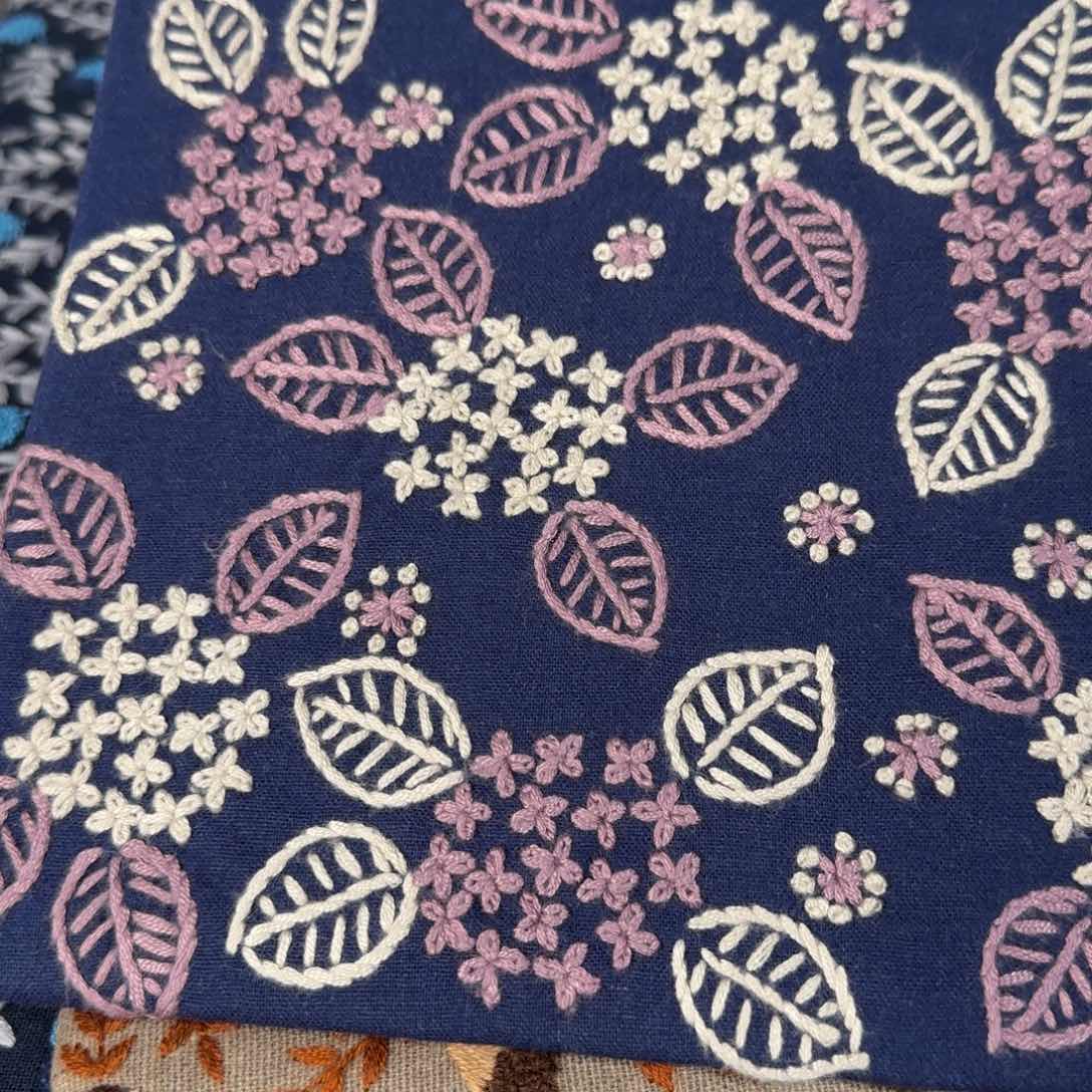 刺绣蓝色底双色绣球