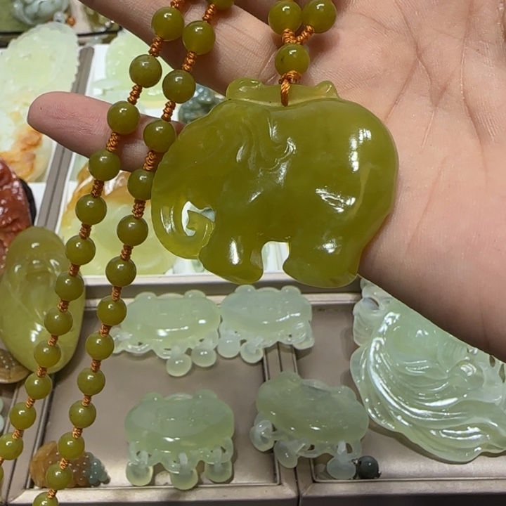 蛇纹石玉吊坠未镶嵌