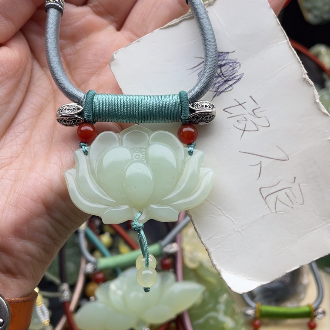 蛇纹石玉颈饰未镶嵌