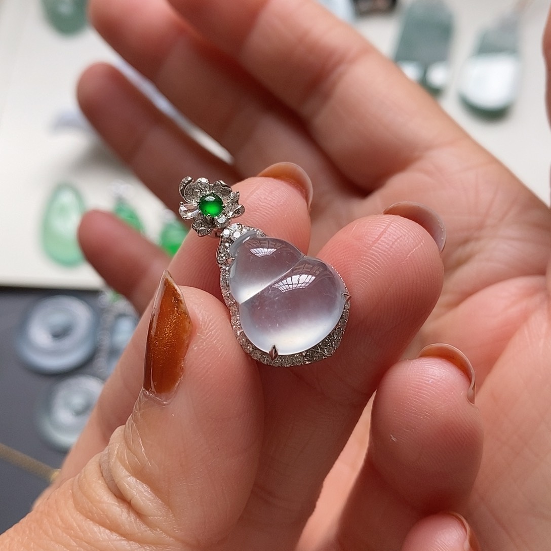 翡翠挂件18K金镶嵌高冰葫芦