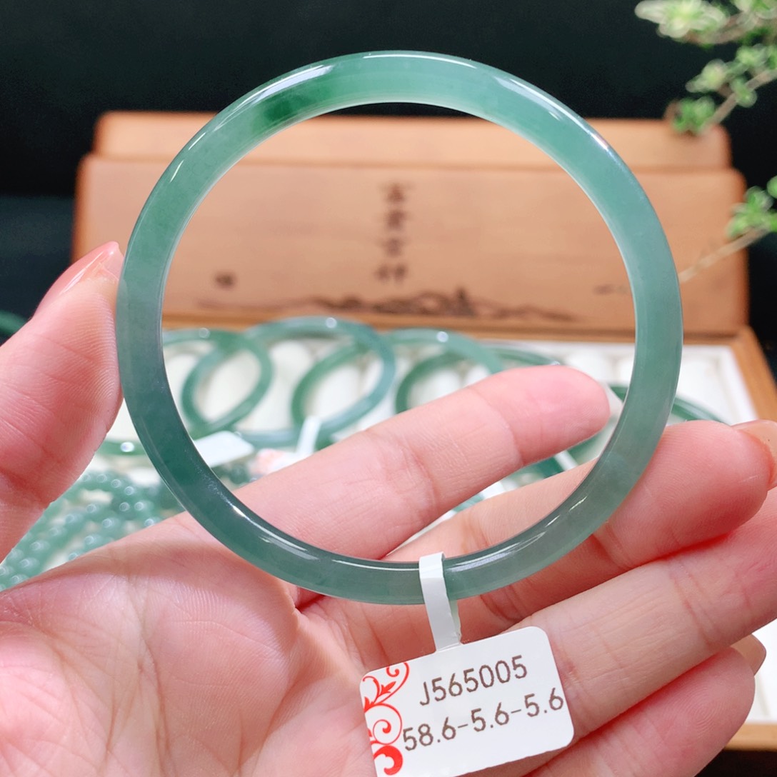 翡翠手镯未镶嵌天然
