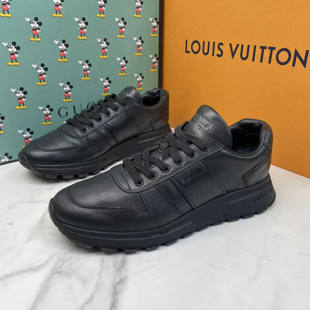 95新 Prada/普拉达 黑色皮面侧边logo潮流时尚舒适运动鞋/41.5码