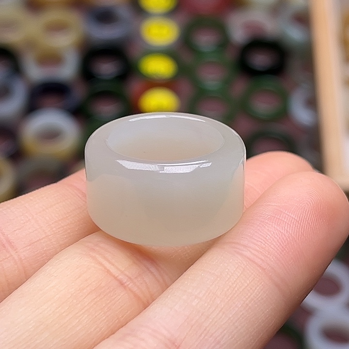 H***s和田玉未镶嵌戒指