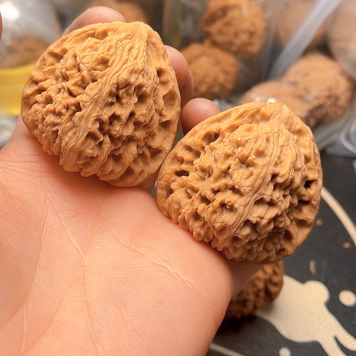 文玩核桃吊坠南疆石一对