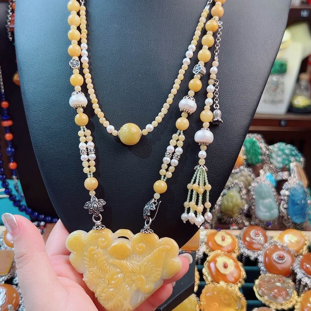 翡翠未镶嵌颈饰国风