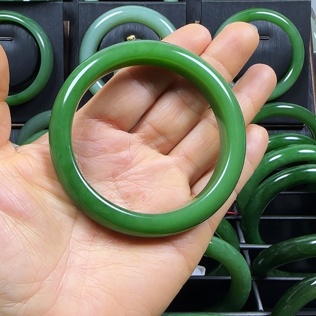 和田玉手镯未镶嵌向**?