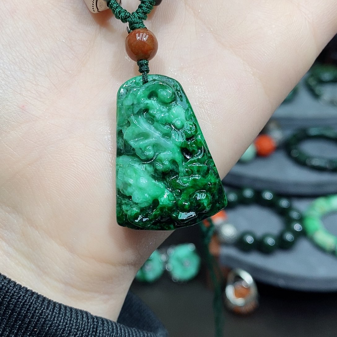 翡翠颈饰未镶嵌漂亮美眉