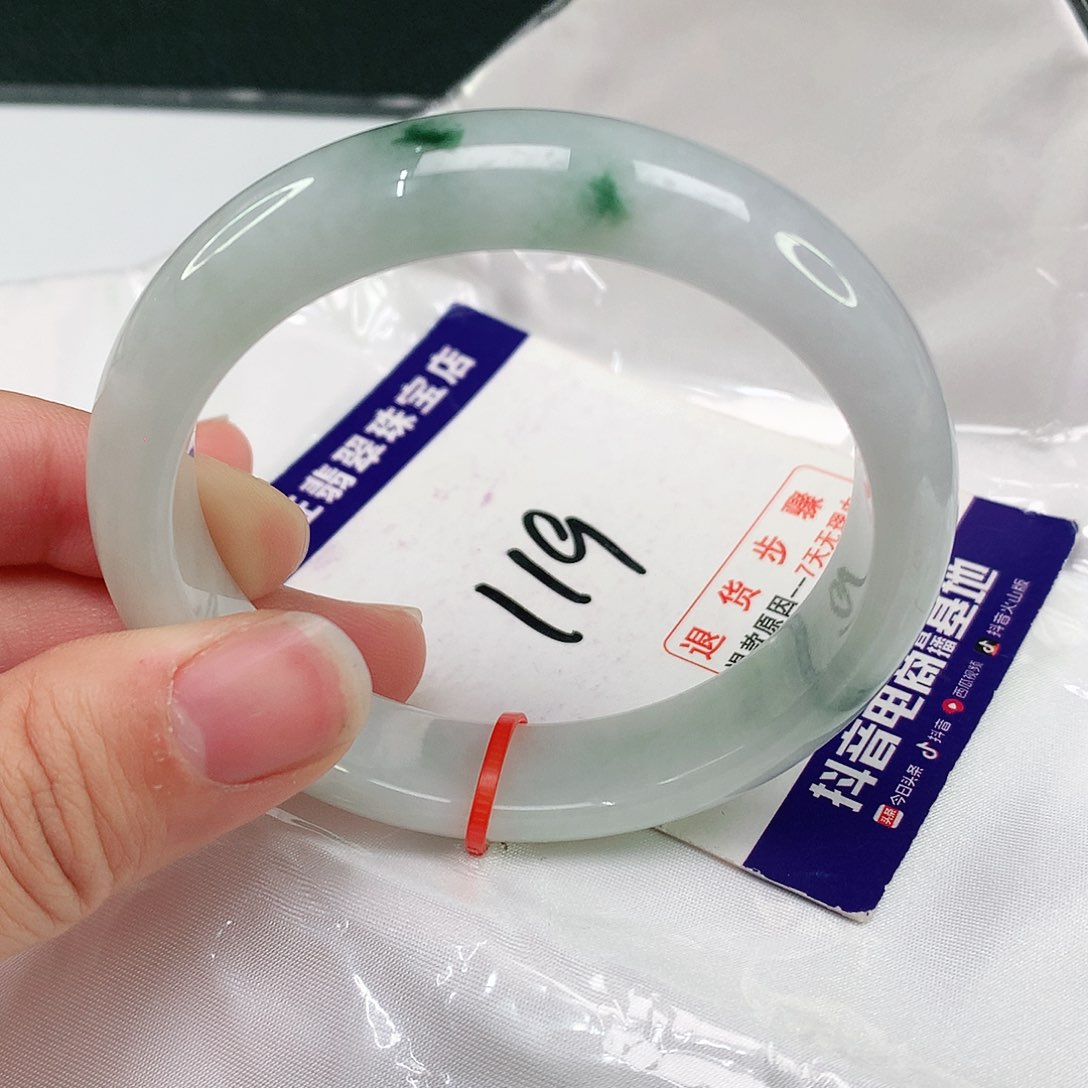 翡翠手镯未镶嵌翡翠