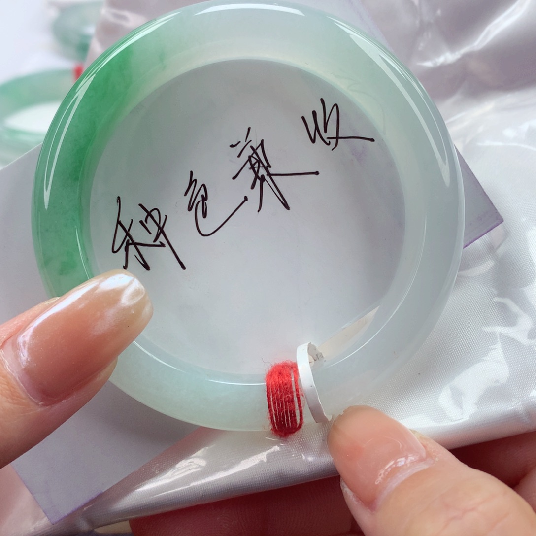 翡翠手镯（圆镯）未镶嵌54圈口 细腻起胶半山半水一抹绿